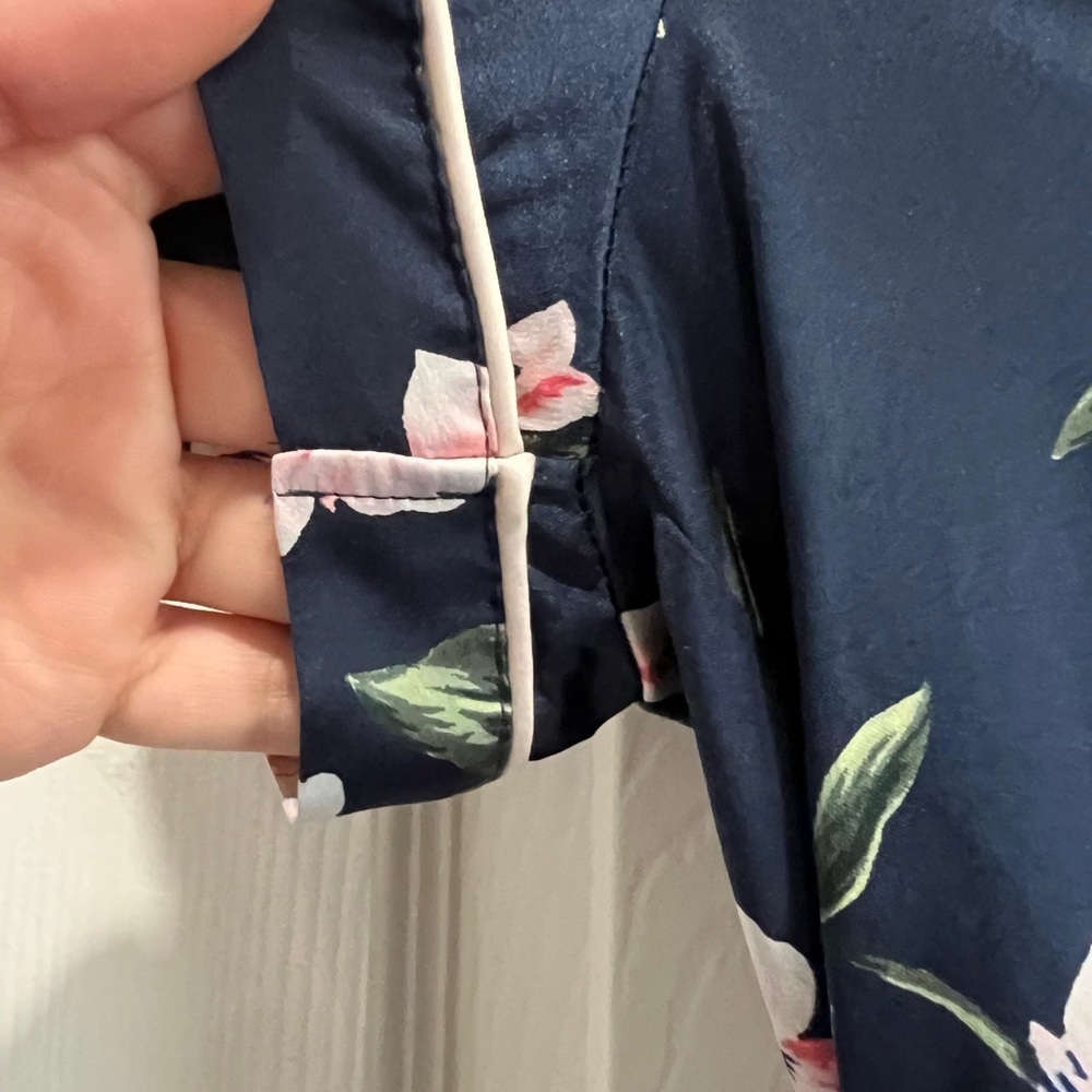 Victoria’s Secret Satin Floral Pajama Romper XS Navy Silk Sleepwear Shorts Set - Picture 6 of 8